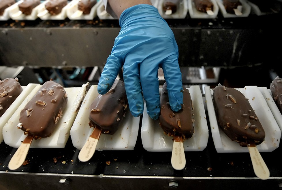 produkcja-lodow-pakowanie-przy-tasmie