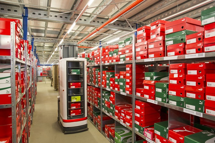 praca na magazynie z obuwiem sportowym 2025