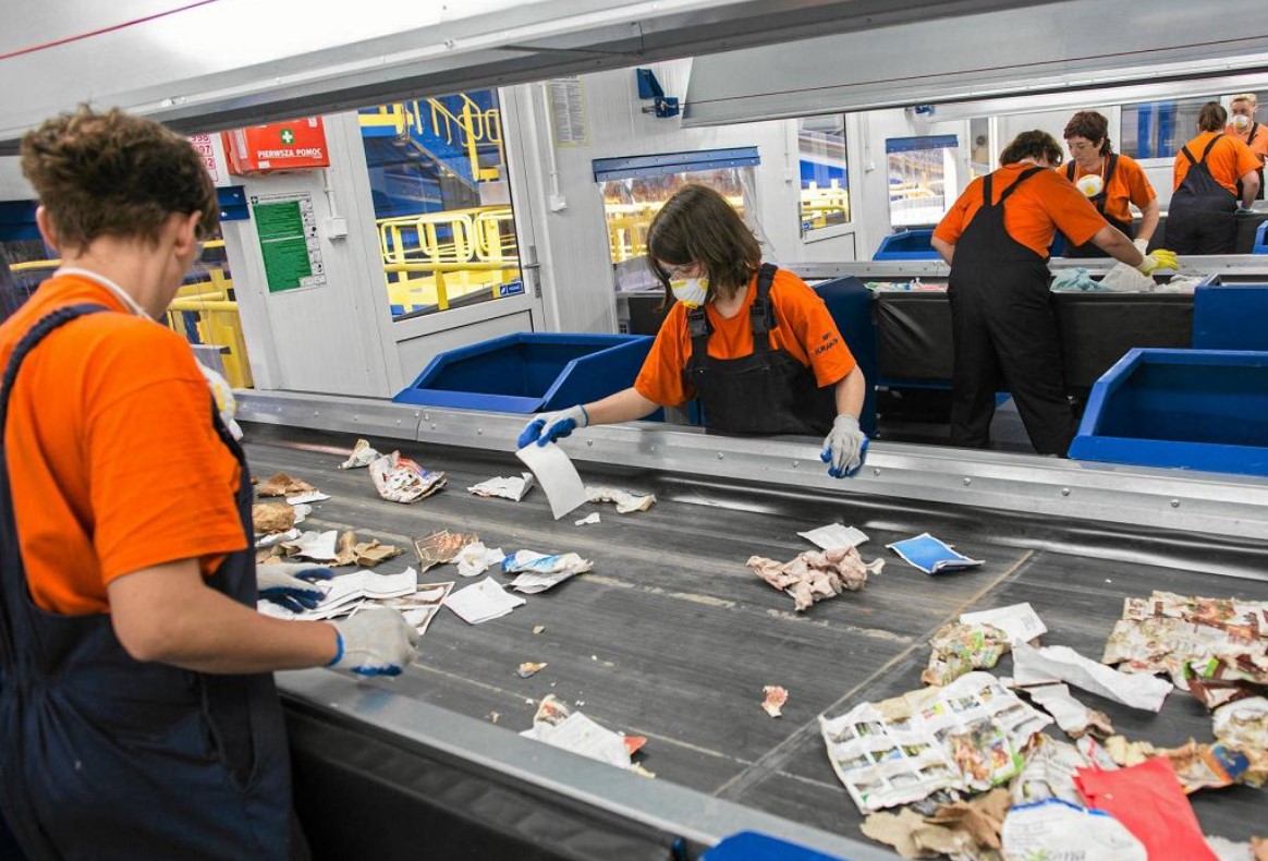 sortowanie surowców wtórnych praca 2025 recykling