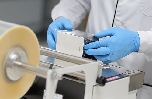 pakowanie kosmetykow perfum praca 2025