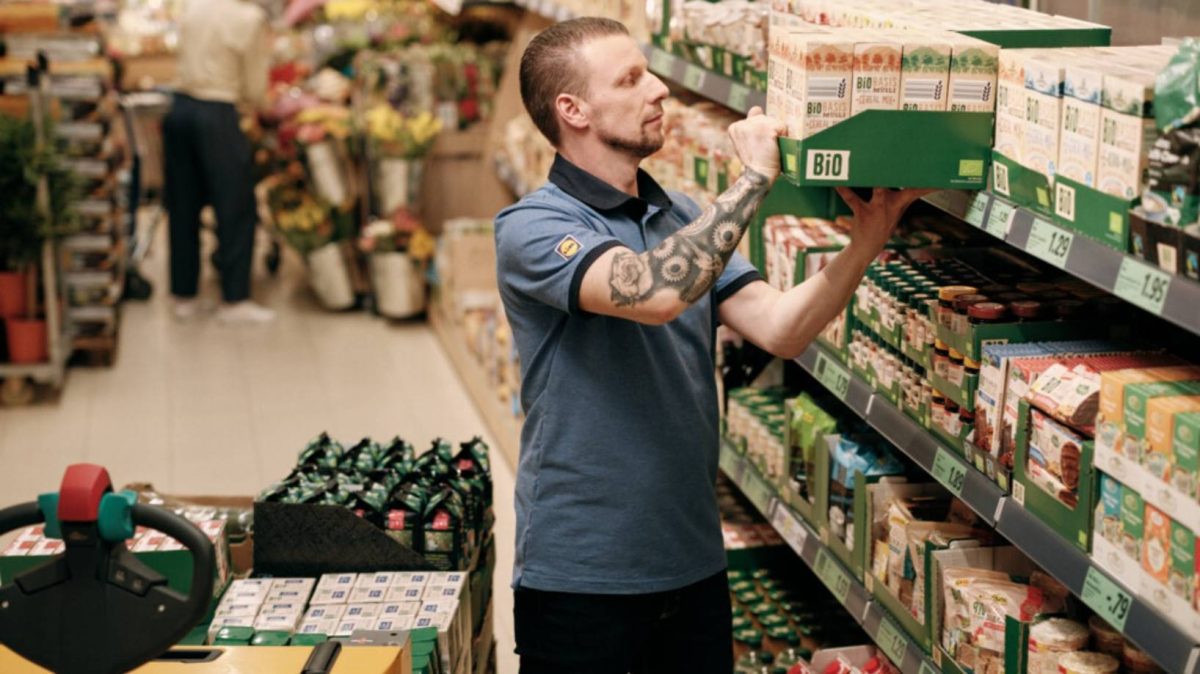 wykladanie towaru w sklepie praca lidl 2025