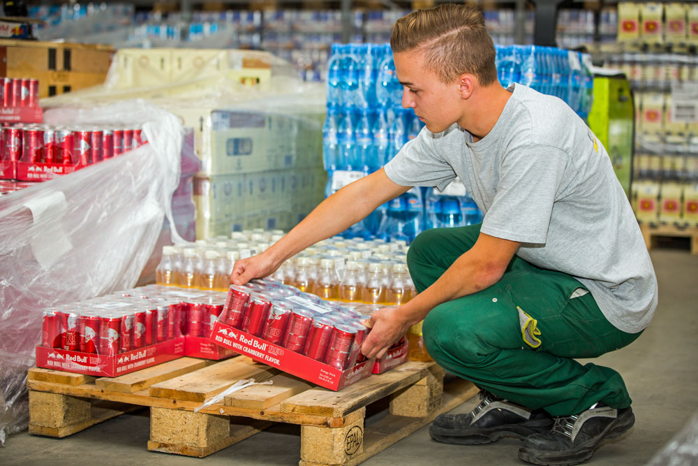 zbieranie zamowien na magazynie hurtownia napojow Austria 2025