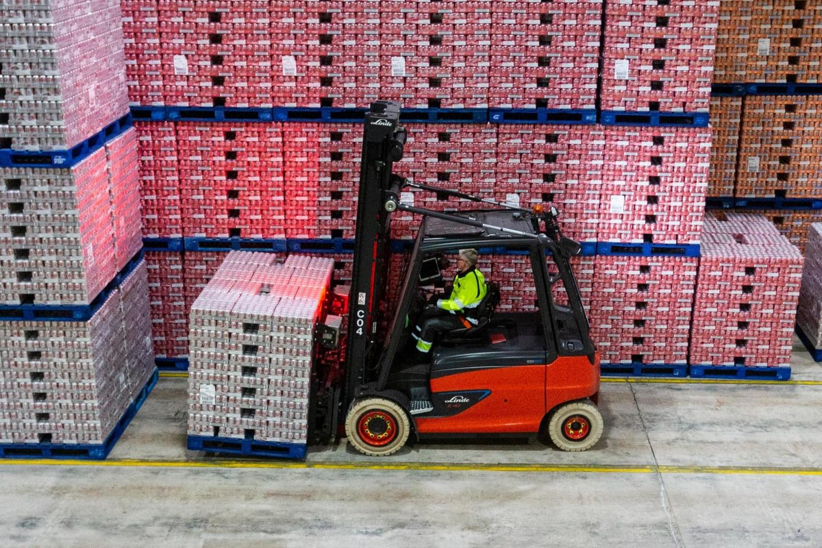 operator wózka widłowego na magazynie napojów 2026 x